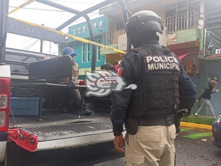 Camioneta chocó contra una casa en conocida avenida de Xalapa