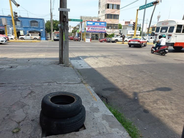 ¡Lo tapan con llantas! Vecinos del centro de Veracruz cubren registro incompleto