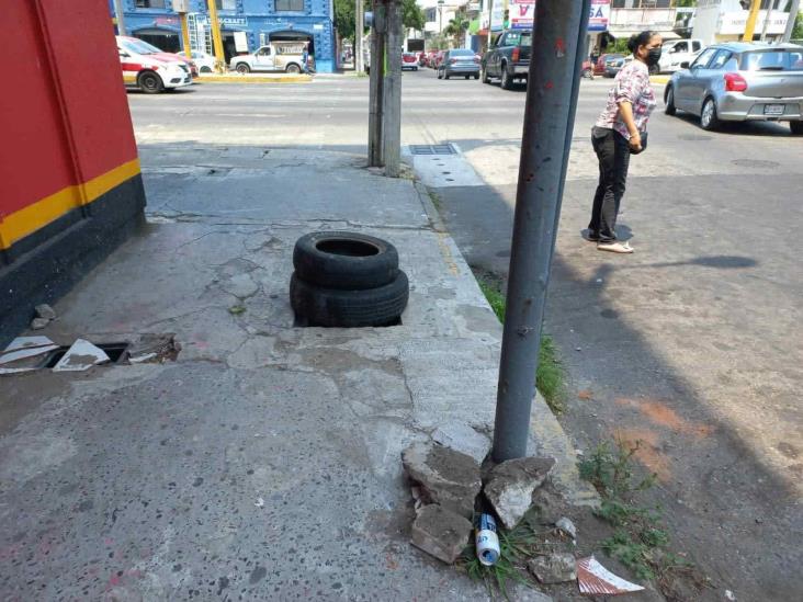 ¡Lo tapan con llantas! Vecinos del centro de Veracruz cubren registro incompleto