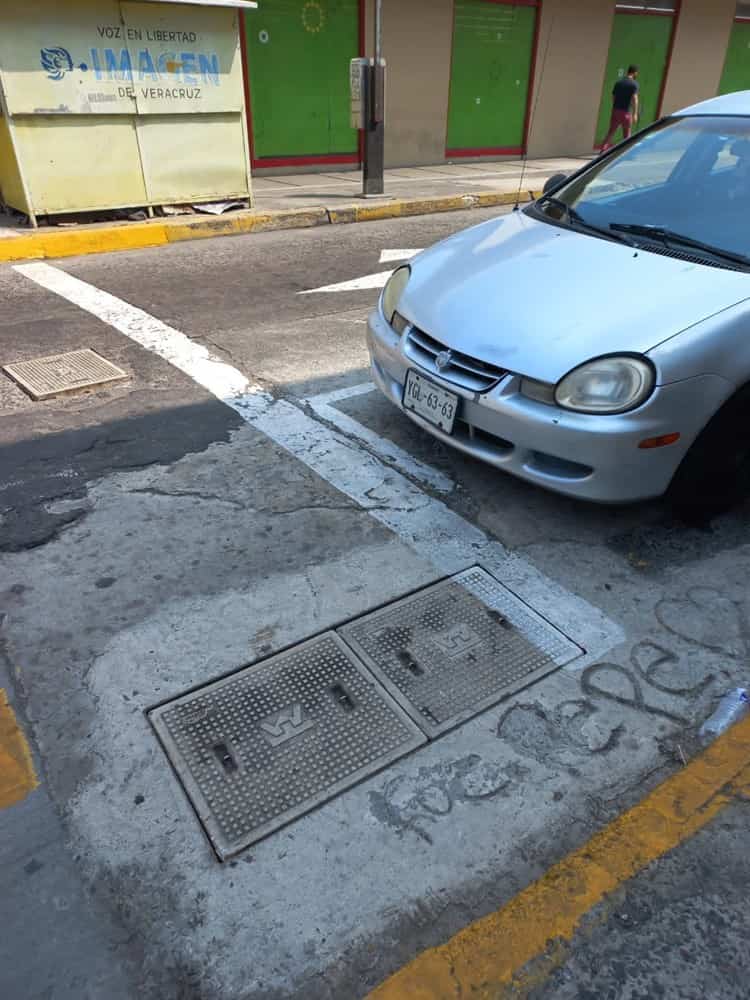 ¡Eran un peligro! Telmex repara registros en calles del centro histórico de Veracruz