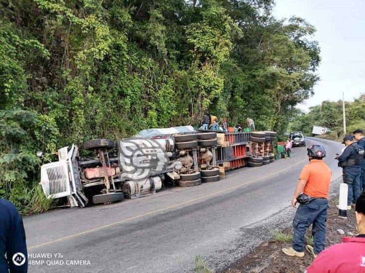 Tráiler cargado de limones vuelca en la carretera Tlaltetela-Coatepec