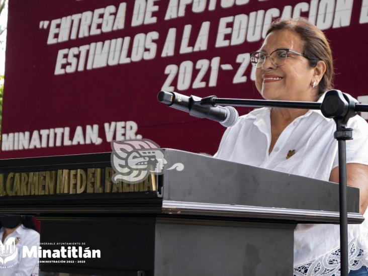 Entrega Carmen Medel Palma becas a mil 657 alumnos y alumnas