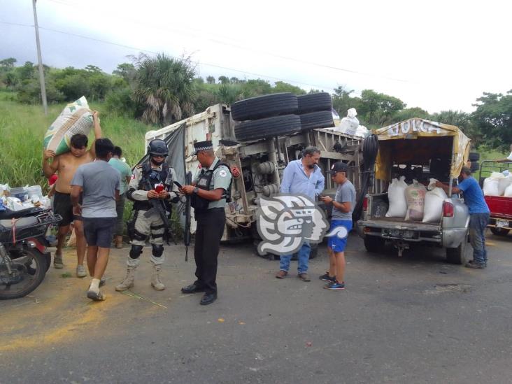 Vuelca camión con alimento de ganado en Alto Lucero; se roban la carga
