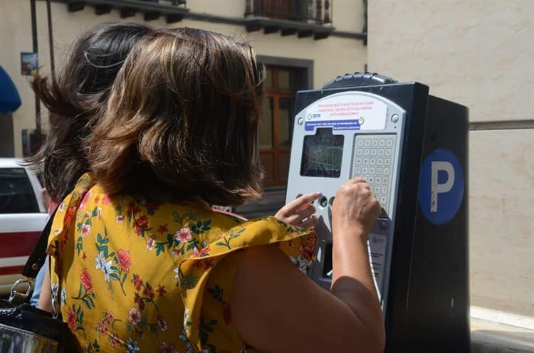 Expiró concesión de parquímetros de Veracruz; cobro es indebido, denuncia diputado