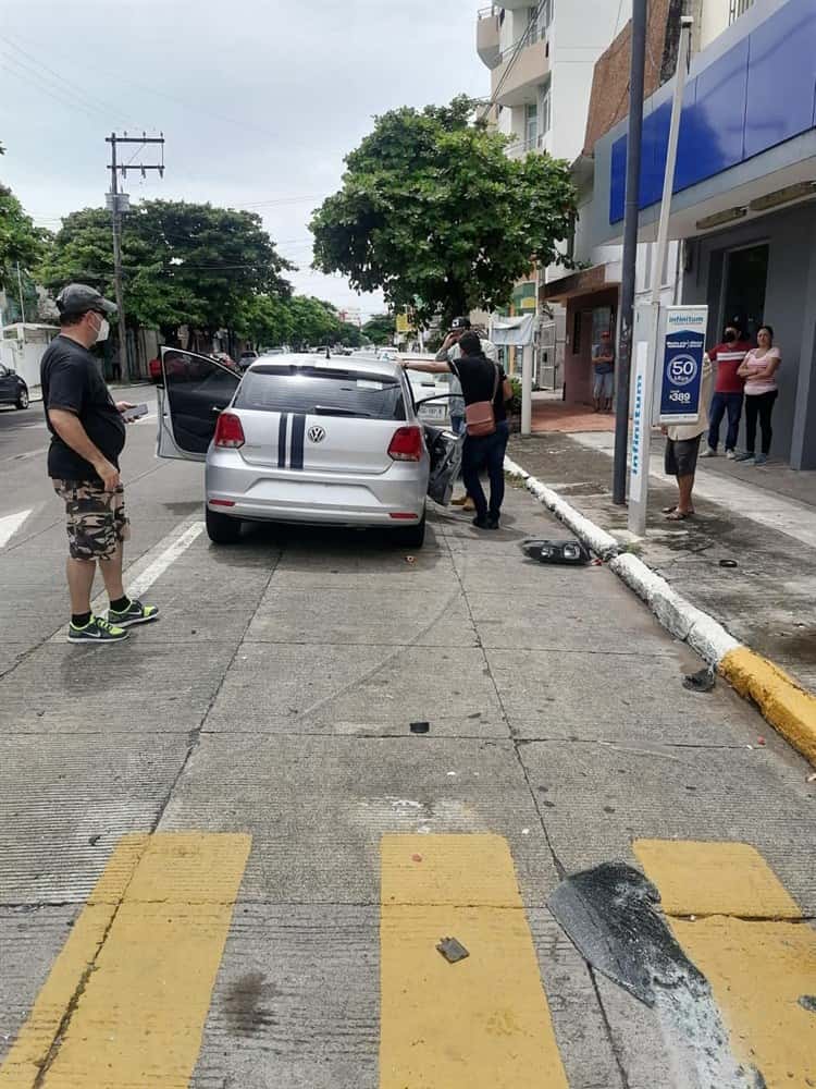 Automóvil impacta a otro al pasarse la preferencia en colonia de Veracruz