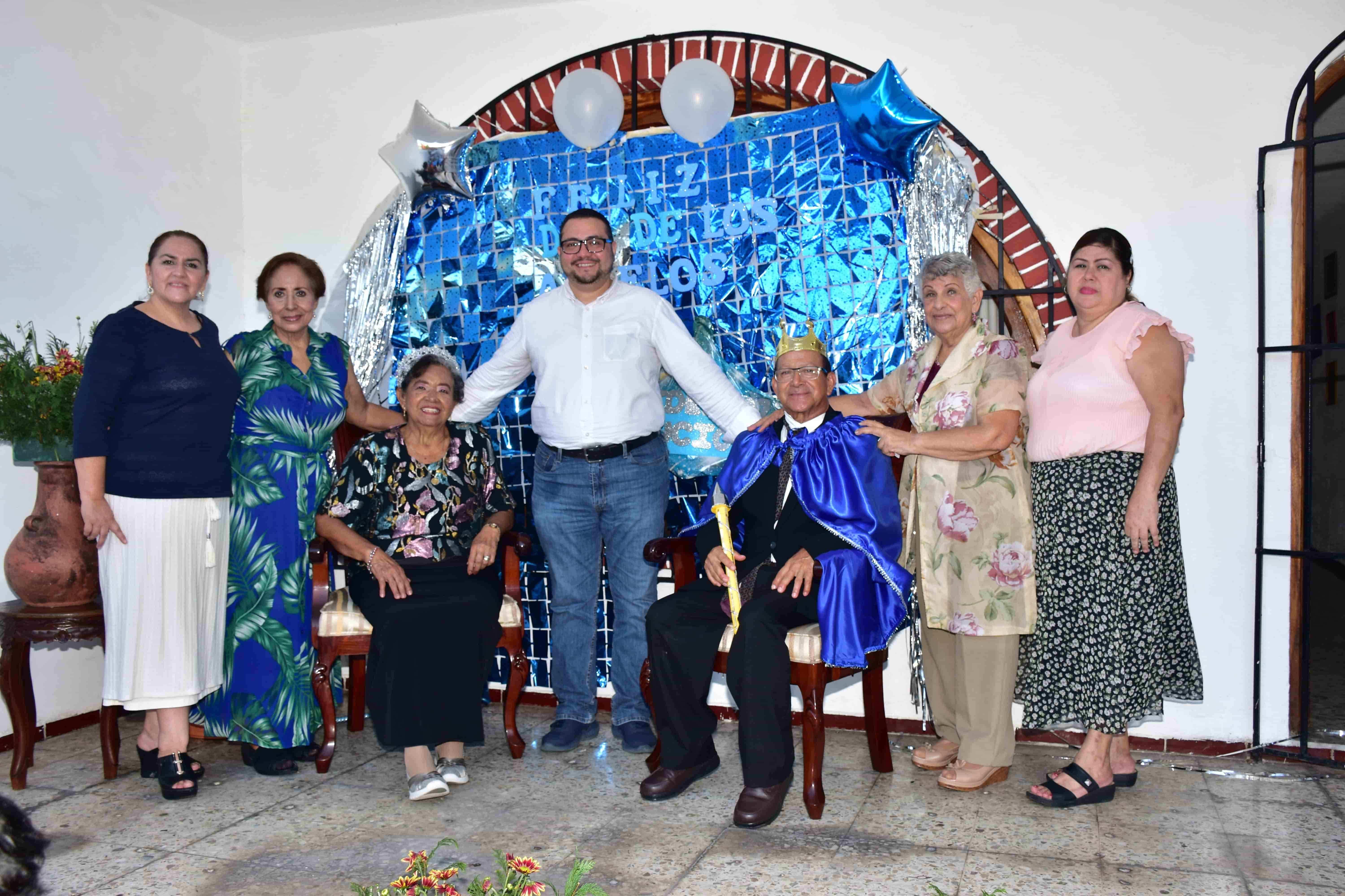 Casa Club Virginia corona a los reyes de Día del Abuelo 2022