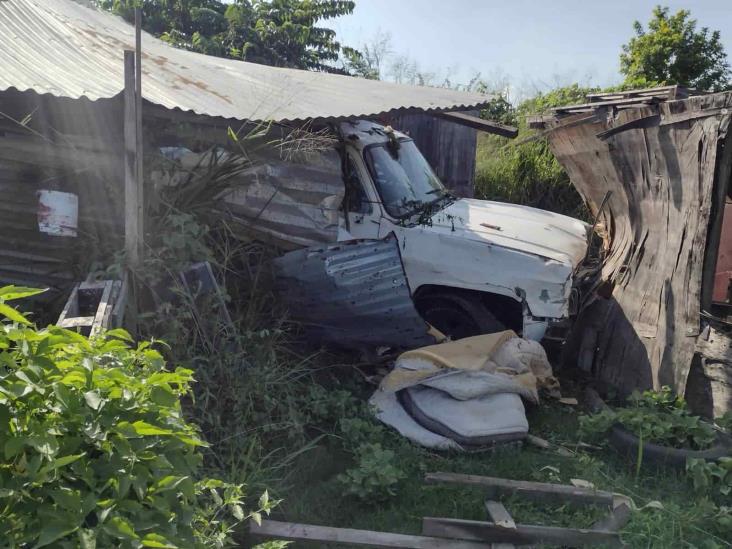 Camioneta pierde el control y se estrella contra casa de madera en Veracruz(Video)