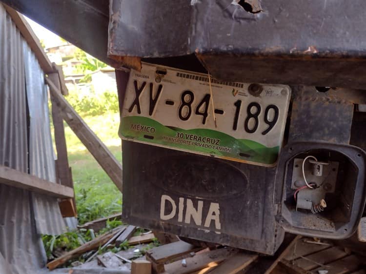 Camioneta pierde el control y se estrella contra casa de madera en Veracruz(Video)