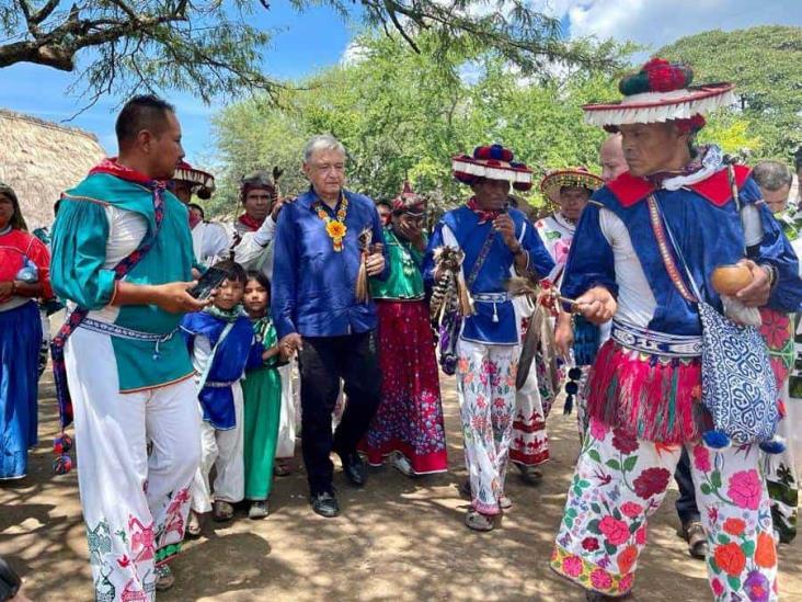 Recibe AMLO proyecto de decreto para proteger sitios sagrados del pueblo Wixárica