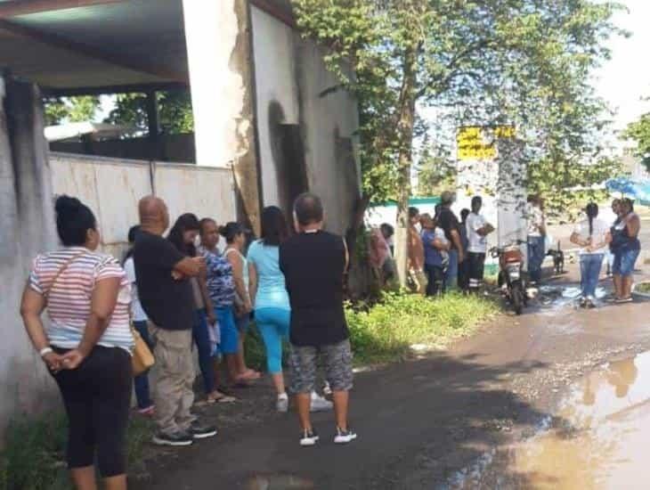 Se manifiestan vecinos de Chichicaxtle; afirman que camiones destruyen sus calles