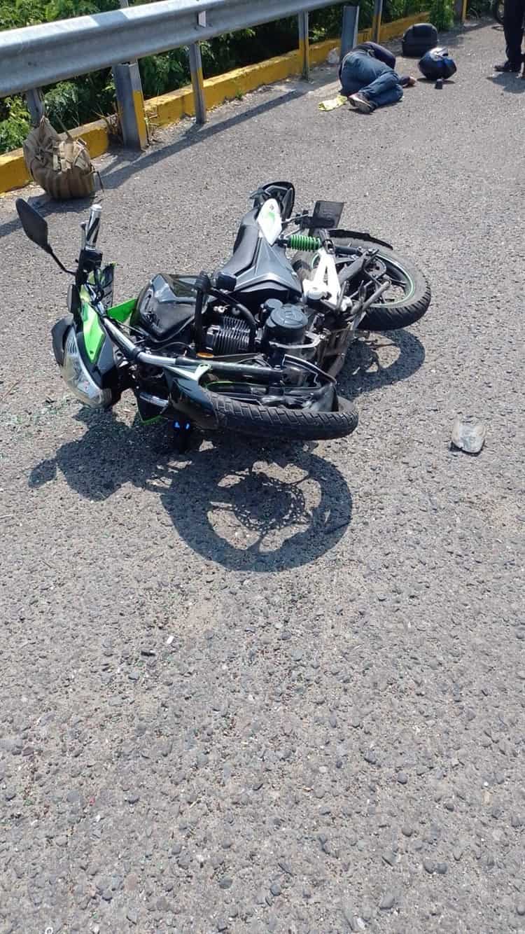 Elemento de la Marina resulta herido tras derrapar en motocicleta en Veracruz