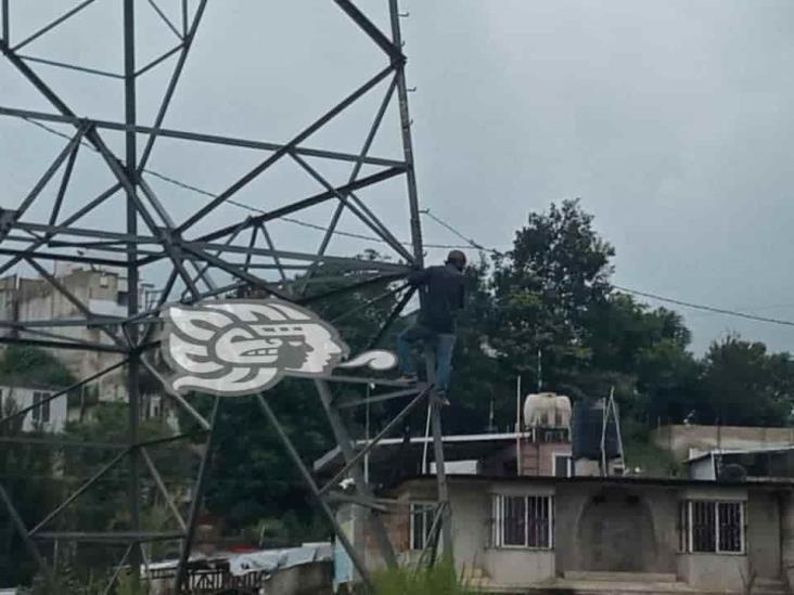 En Xalapa, sujeto provoca movilización tras subirse a torres de CFE