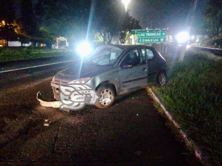 Auto vuelca y derriba luminaria en avenida Lázaro Cárdenas de Xalapa