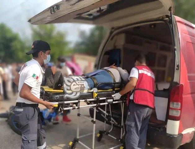 Mujer en moto derrapó en las cercanías del panteón de Cosoleacaque