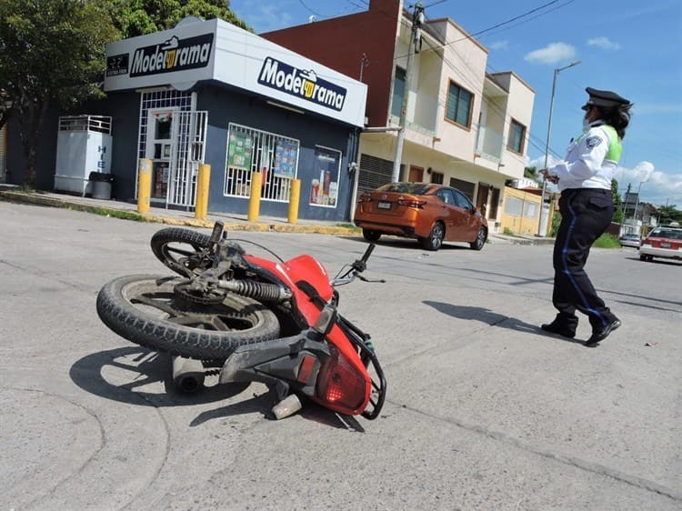 Conductor de automóvil impacta a motociclista en Tierra Blanca