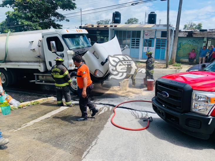 A punto de incendiarse, pipa que transportaba agua en Xalapa