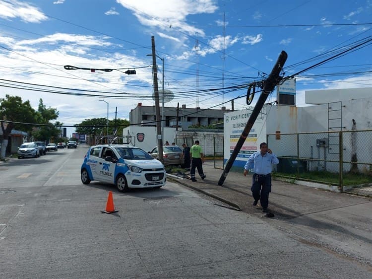 Conductor derriba poste tras fallarle su automóvil en calles de Boca del Río