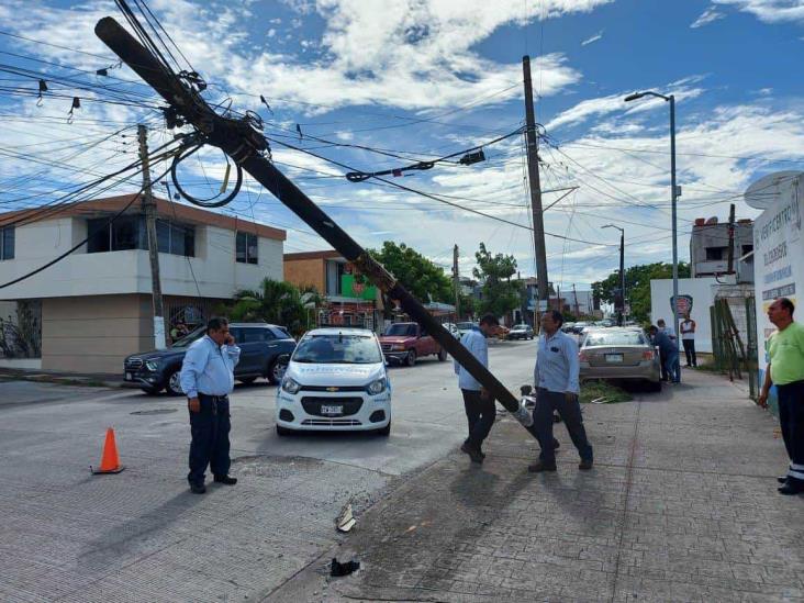 Conductor derriba poste tras fallarle su automóvil en calles de Boca del Río
