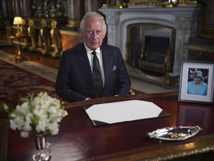 ¡Lo hace de nuevo! Rey Carlos III se enoja al mancharse con tinta de lapicera(Video)