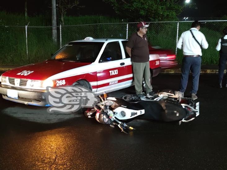 Motociclista choca contra taxi en avenida Chedraui Caram, en Xalapa