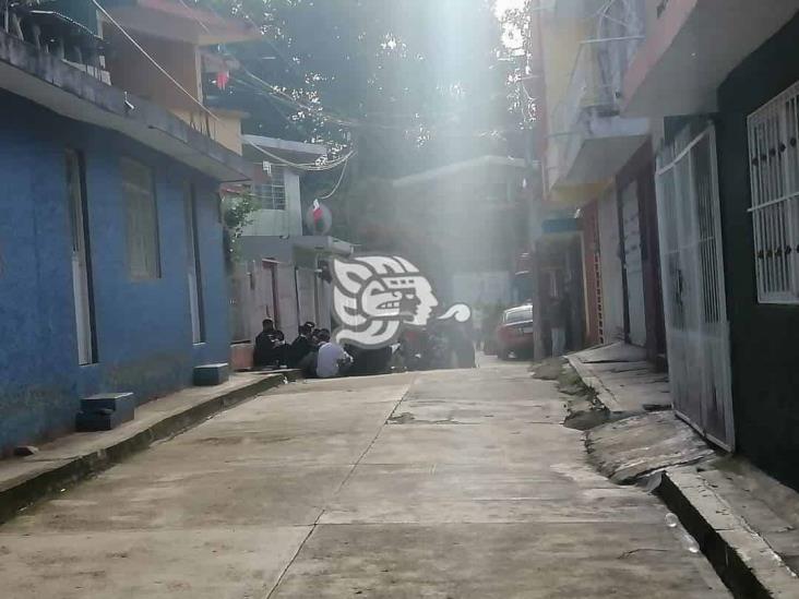 Estudiantes de telesecundaria toman clases en la calle; exigen reubicación por riesgo