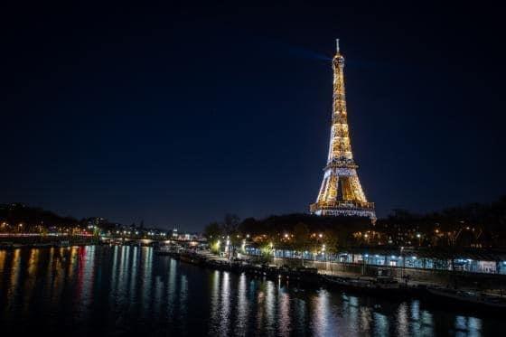 Ante crisis energética, París apaga iluminación de Torre Eiffel