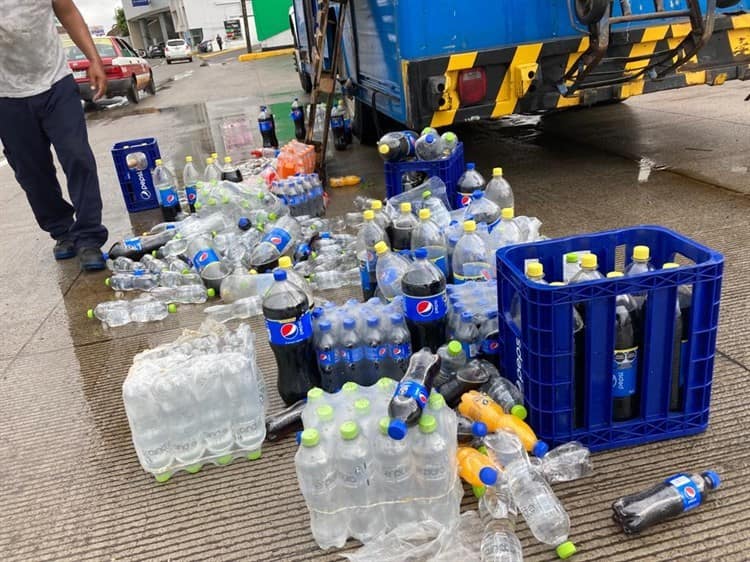 Ruedan botellas de refresco sobre bulevar de Boca del Río (+Video)