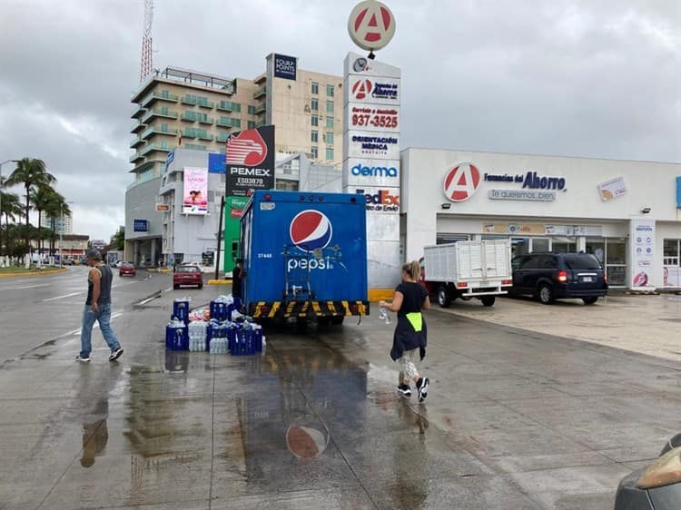 Ruedan botellas de refresco sobre bulevar de Boca del Río (+Video)