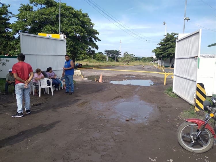 Habitantes se manifiestan en Chichicaxtle, piden calles pavimentadas