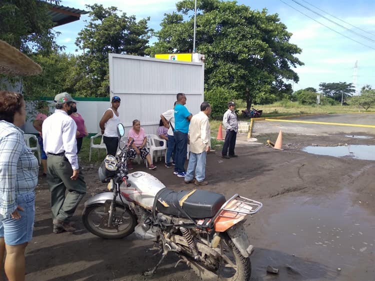 Habitantes se manifiestan en Chichicaxtle, piden calles pavimentadas