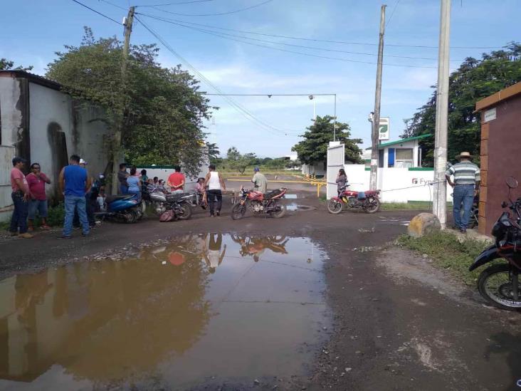 Habitantes se manifiestan en Chichicaxtle, piden calles pavimentadas