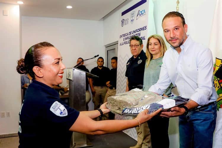Entrega alcalde de Boca del Río nuevos uniformes a elementos de la Policía Municipal