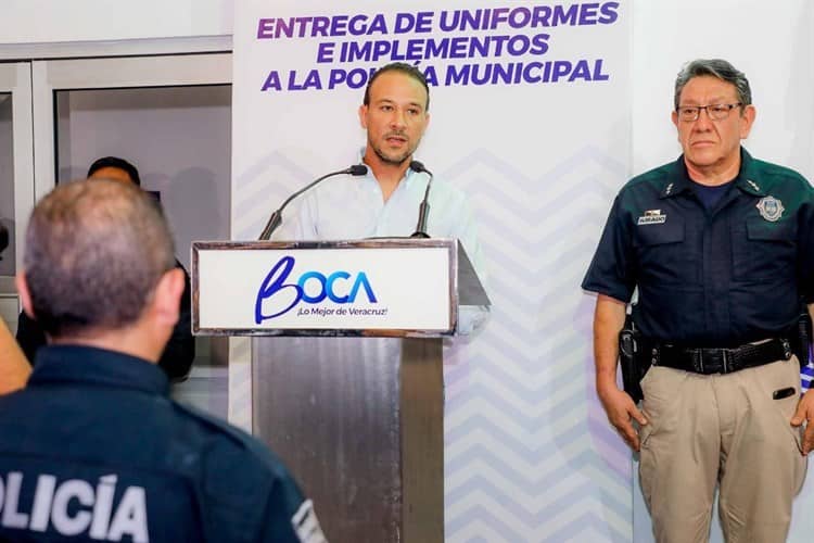 Entrega alcalde de Boca del Río nuevos uniformes a elementos de la Policía Municipal