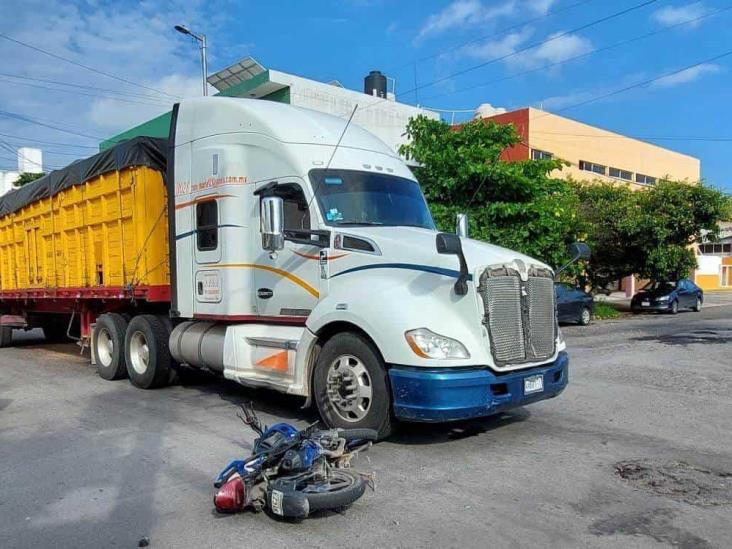 Tracto camión impacta a padre e hijo en calles céntricas de Veracruz