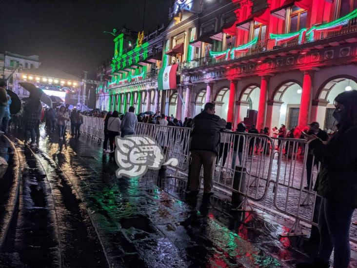 ¡Ni la lluvia los aplaca! Xalapeños disfrutan fiestas patrias