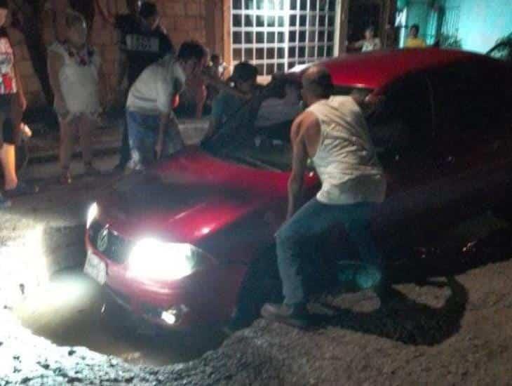 Auto cae en enorme bache en fraccionamiento Campanario en Veracruz