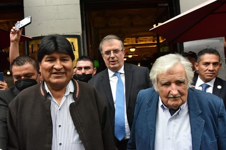 Video: Con mariachi reciben a expresidentes de Bolivia y Uruguay en México