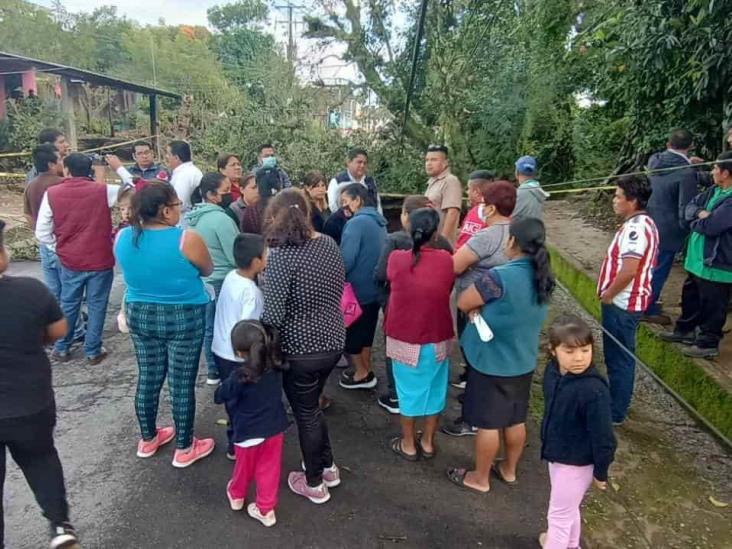 Desalojan a familias en Atzacan; viviendas podrían caer por socavón