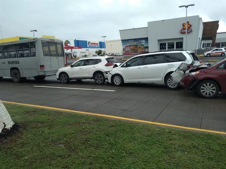 Vehículos chocan contra camión de la Marina en accidente múltiple de Boca del Río