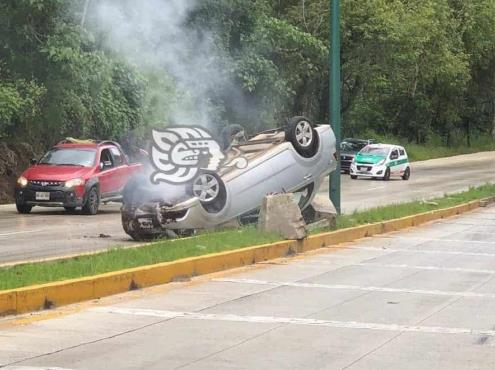 Auto termina volcado sobre bulevar Xalapa-Coatepec