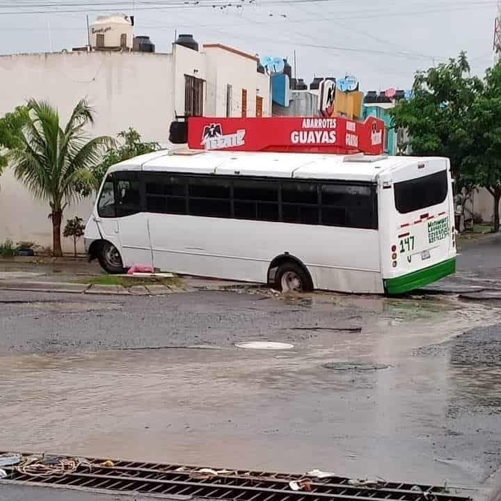 Camión urbano cae a socavón que se formó con las lluvias en Veracruz