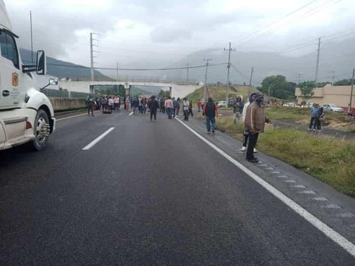 Bloquean habitantes de Nogales la Puebla-Orizaba; acusan cortes de luz