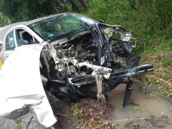 Por las lluvias, patinó el carro, volcó sobre la carretera y el conductor murió