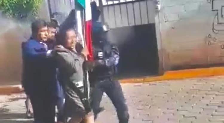 En pleno desfile, tiran huevazos a alcaldesa en Tlaxcala (Video)