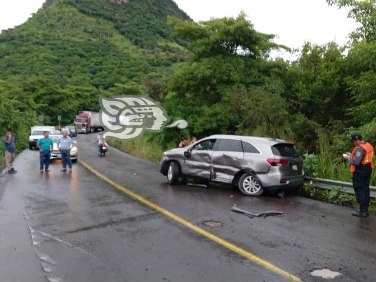 Vuelca tráiler y golpea a 3 autos cerca de Villa Rica