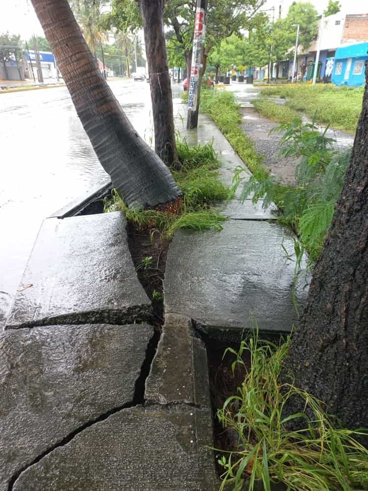 Calles aledañas a avenida Salvador Díaz Mirón permanecen inundadas por las lluvias