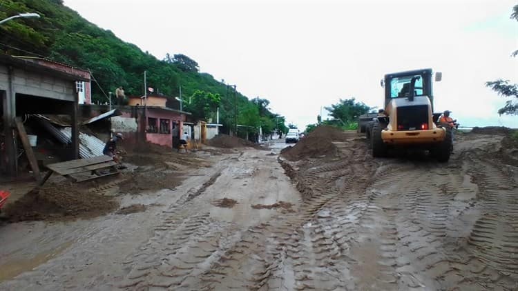 Vecinos de La Playa en Alvarado deben evacuar por riesgo de deslave: alcaldesa