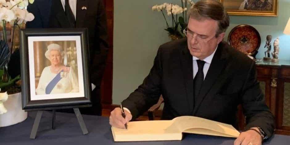 Marcelo Ebrard firma el libro por muerte de la reina Isabel II en Reino Unido