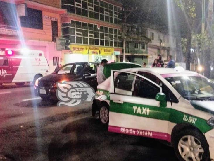 Auto choca contra taxi en Ruiz Cortines; hay tres lesionados