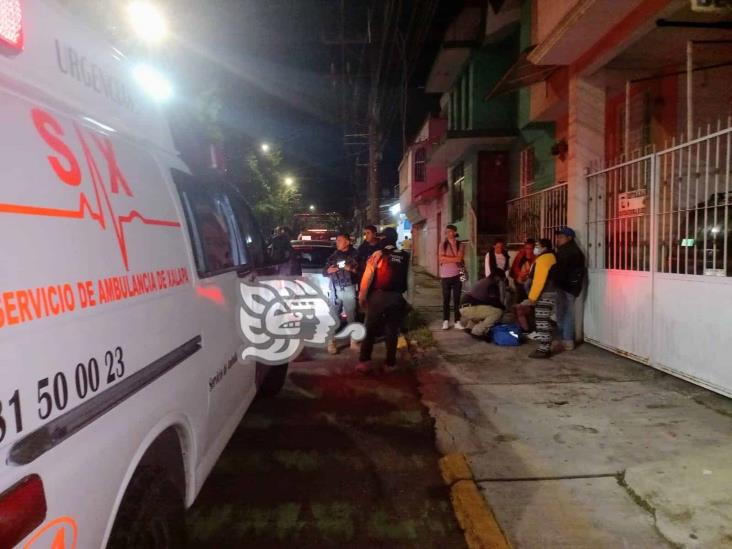 Auto choca contra taxi en Ruiz Cortines; hay tres lesionados